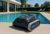 Robot piscina BWT ES Echo sul bordo piscina, pronto per pulizia fondo e pareti.