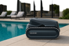 Robot piscina BWT ES Echo su bordo piscina, design moderno, ideale per pulizia da 4 a 12 metri.