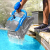 Dolphin Zenit 15 Digital sollevato dal bordo piscina, acqua che scorre dal robot.
