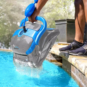 Dolphin Zenit 15 Digital sollevato dal bordo piscina, acqua che scorre dal robot.