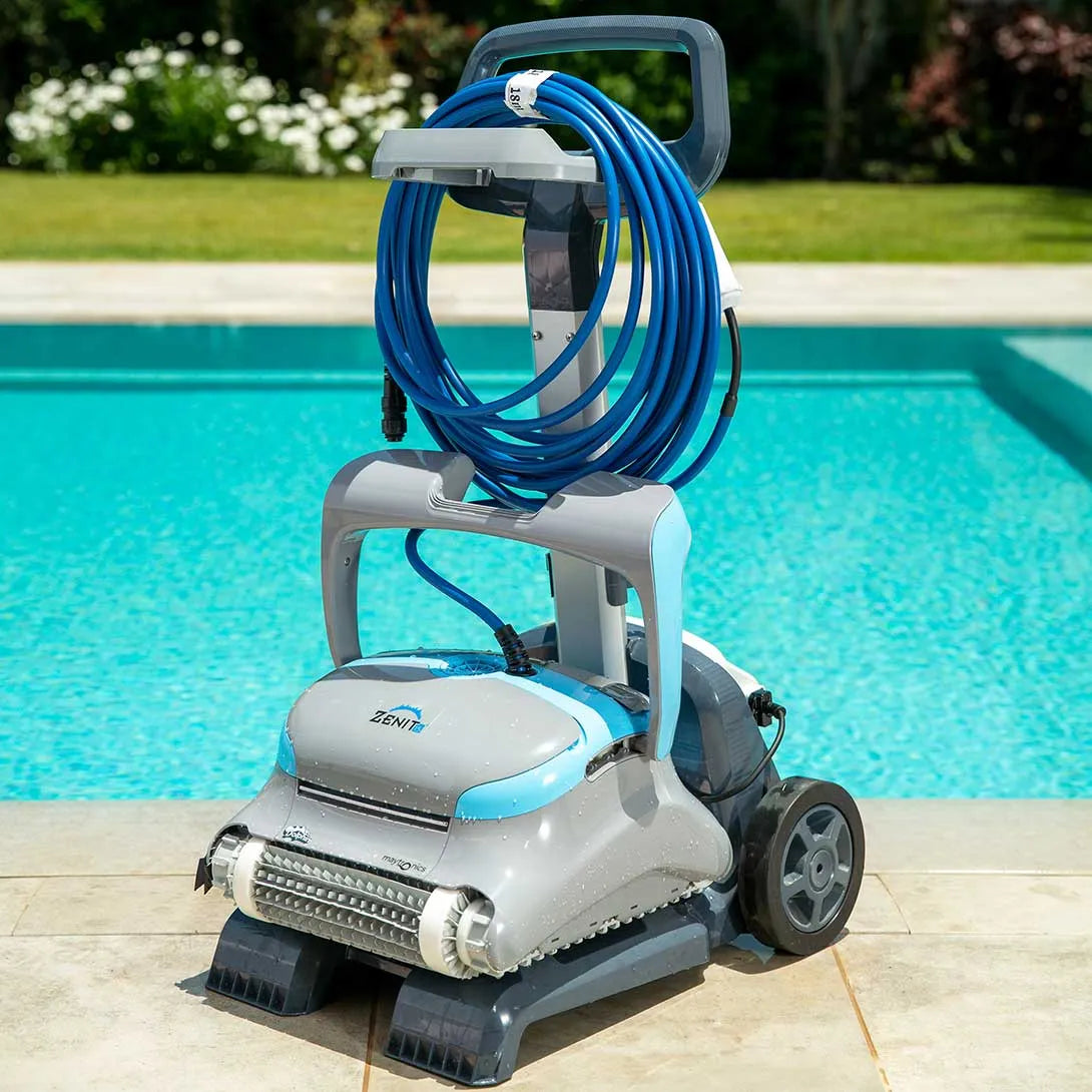 Robot piscina Dolphin Zenit 20i su carrello, bordo piscina, cavo avvolto, giardino sullo sfondo.