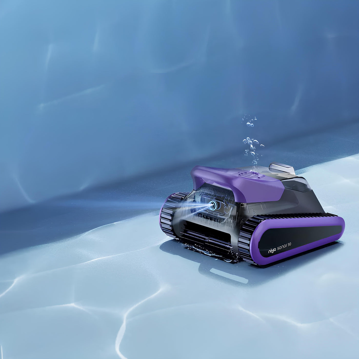 Robot pulitore subacqueo viola in azione su fondo piscina azzurro.