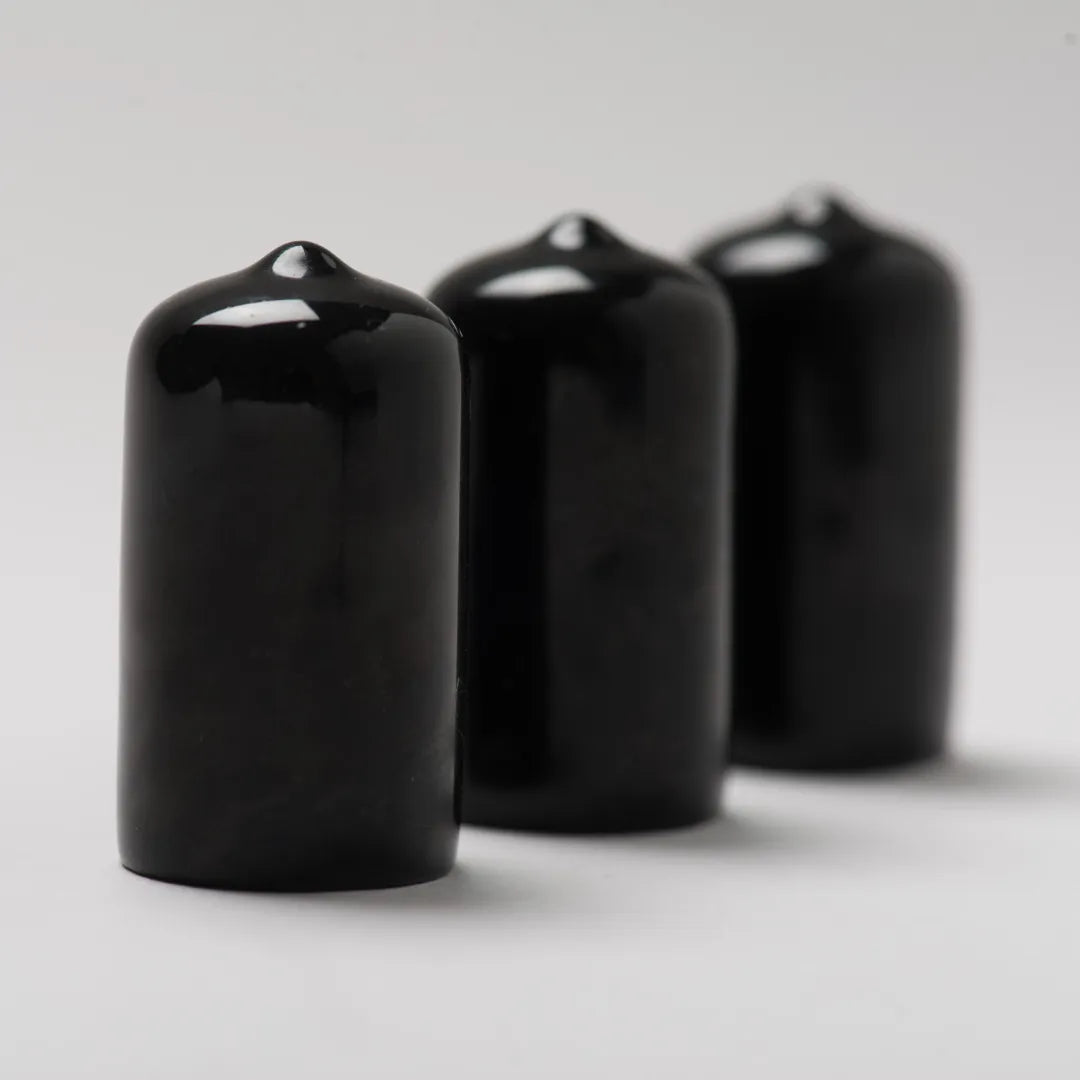 Tre capsule nere di soluzione KCl per sonde ICO su sfondo bianco.