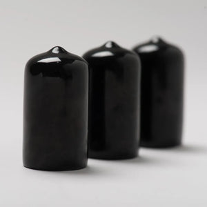 Tre capsule nere di soluzione KCl per sonde ICO su sfondo bianco.
