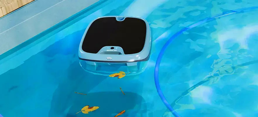Dolphin Skimmi 300 - Robot Piscina Pulitore Superficie fino a 20 Mt - APP FULL - Bluetooth - Sensori Intelligenti - Alimentato ad Energia Solare - NOVITA'