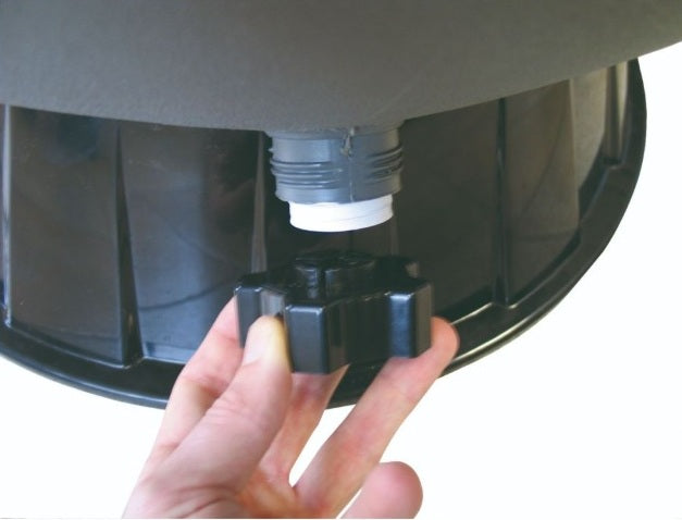 Valvola superiore del filtro a sabbia Hayward PowerLine, mano che regola la manopola.