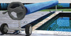 Rullo avvolgitore telescopico Kokido KALU per teli piscina, bordo piscina con telo blu avvolto.