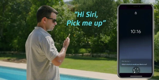 Uomo usa smartphone vicino a piscina, schermo mostra comando vocale Siri.