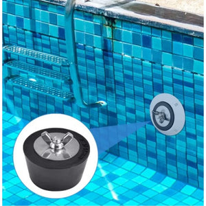 Tappo di svernaggio conico in caucciù con vite a farfalla, installato su parete piscina piastrellata.