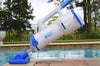 Aspiratore WaterTech Pool Blaster IVAC 250 al bordo di una piscina, pronto per l'uso.