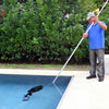 Uomo utilizza WaterTech Pool Blaster Precision 2.0 per pulire il fondo di una piscina.