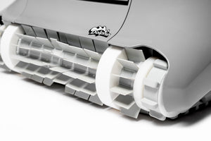 Dolphin Zenit 15 Digital, dettaglio spazzole e ruote, robot pulitore piscina.