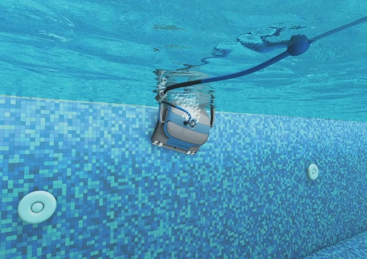 Robot piscina Dolphin Zenit 20i in azione su parete piastrellata, cavo collegato in superficie.