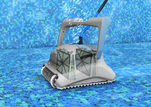 Robot piscina Dolphin Zenit 20i in azione sul fondo di una piscina piastrellata blu.