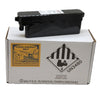 Chiusura a scatto nera per robot piscina Maytronics Dolphin Eon 100/120d su scatola con etichetta UN3480.