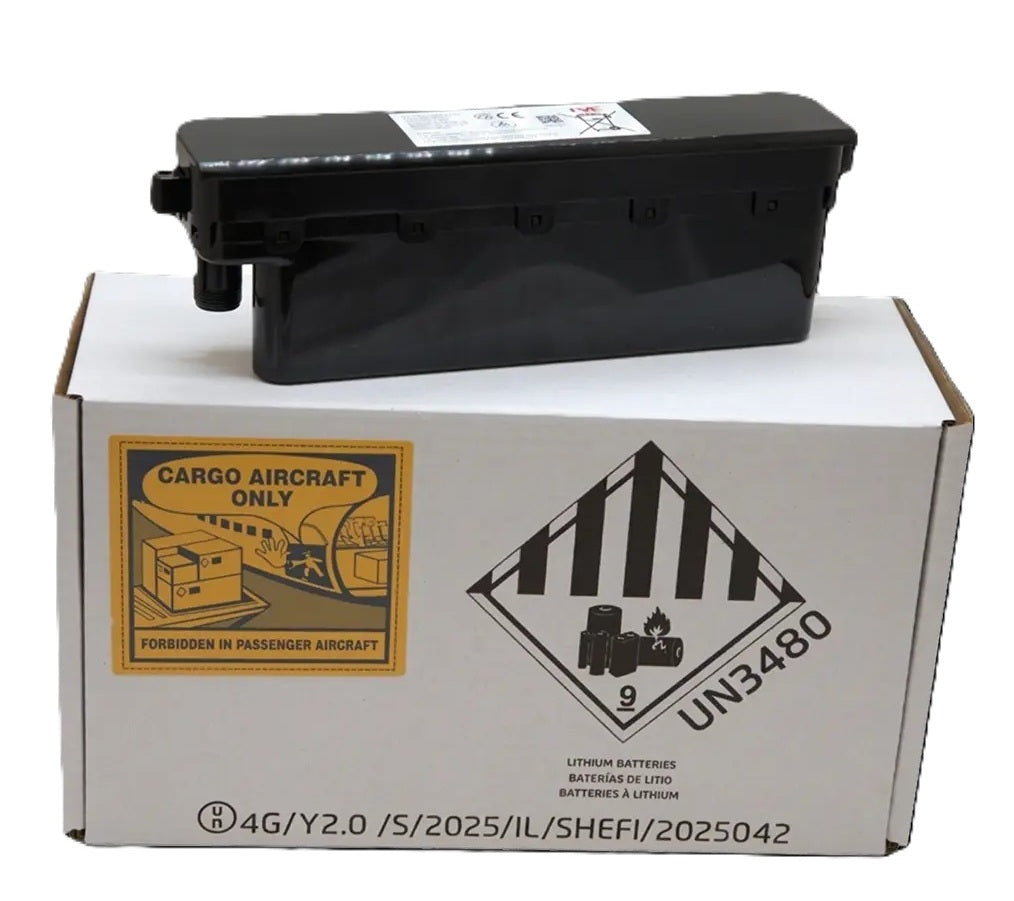 Chiusura a scatto nera per robot piscina Maytronics Dolphin Eon 100/120d su scatola con etichetta UN3480.