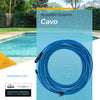 Cavo galleggiante blu 18 metri con connettori per robot piscina Maytronics Dolphin, bordo piscina sullo sfondo.