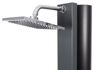 Doccia solare in acciaio inox con soffione quadrato e miscelatore, capacità 60 litri.