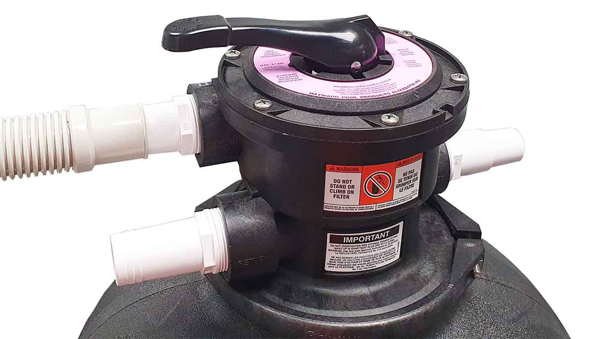 Filtro a sabbia Hayward PowerLine con valvola superiore e tubi collegati.