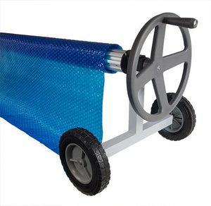 Rullo avvolgitore telescopico Kokido KALU con telo blu per copertura piscina, montato su ruote.