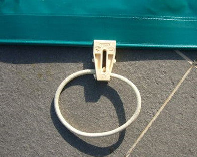 Corda elastica beige con clip a morsetto per telo di copertura piscina su pavimento grigio.