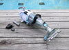 Aspiratore BWT PK GIANT su bordo piscina con accessori, batteria e caricatore visibili.