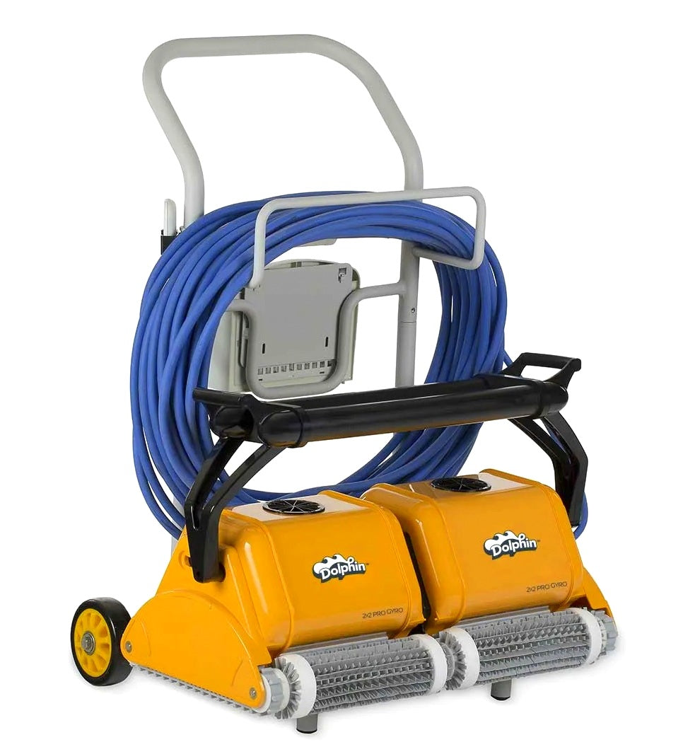 Robot piscina Dolphin Dynamic 2X2 Pro Gyro con cavo blu, su carrello, adatto a piscine grandi.