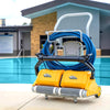 Robot piscina Dolphin Dynamic 2X2 Pro Gyro su carrello, bordo piscina.