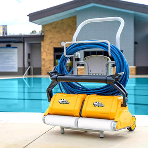 Robot piscina Dolphin Dynamic 2X2 Pro Gyro su carrello, bordo piscina.