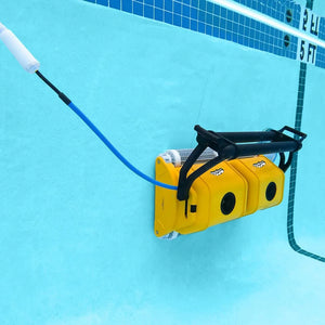 Robot piscina Dolphin Dynamic 2X2 Pro Gyro su parete, immersione, cavo blu collegato.