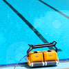 Robot piscina Dolphin Dynamic 2X2 Pro Gyro sul bordo di una piscina azzurra.