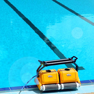 Robot piscina Dolphin Dynamic 2X2 Pro Gyro sul bordo di una piscina azzurra.