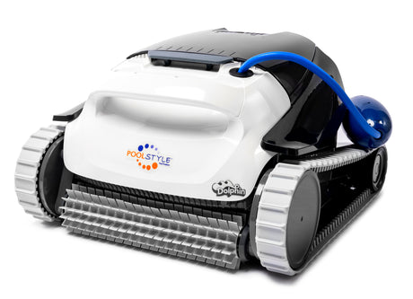 Robot piscina Dolphin PoolStyle AG, bianco e nero, su fondo bianco, con cavo blu e cingoli grigi.