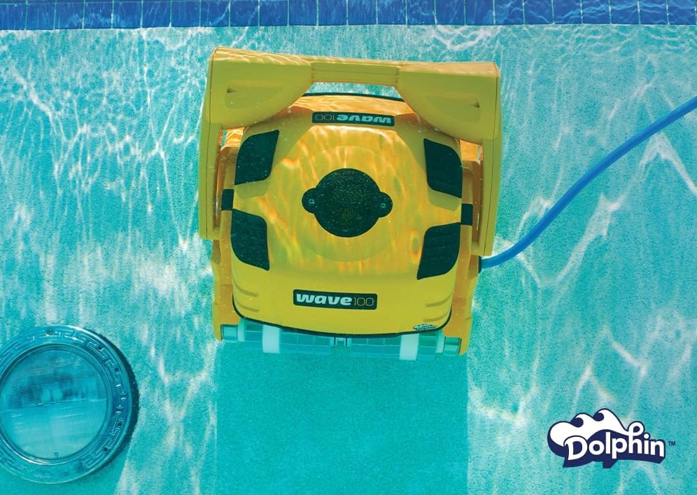 Robot piscina Dolphin Wave 100 Gyro immerso in acqua, vicino al bordo, con cavo blu.