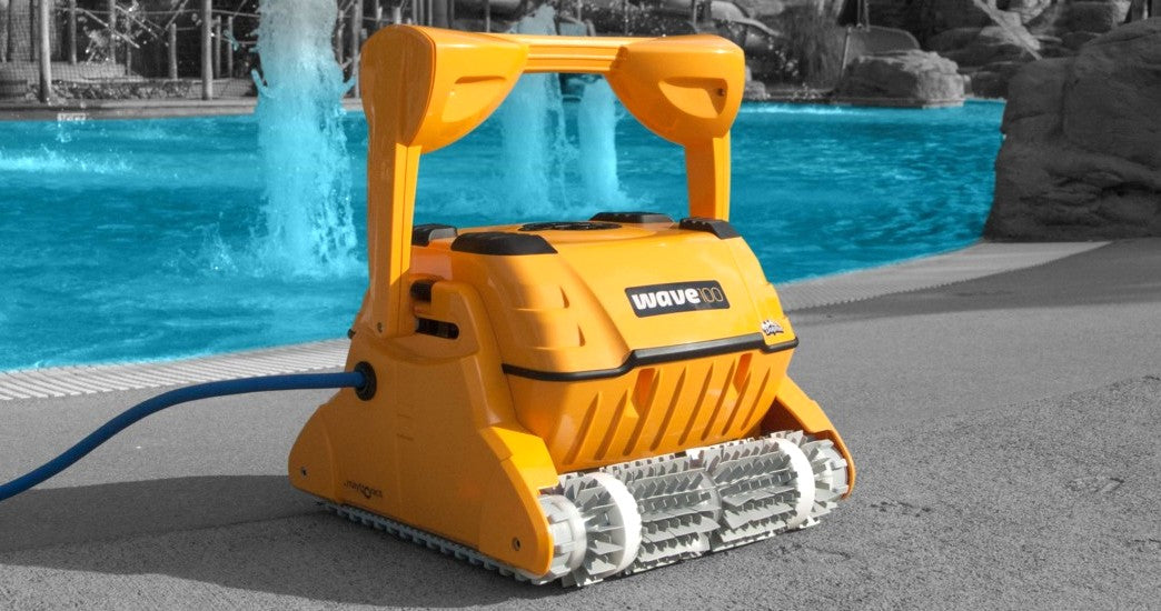 Dolphin Wave 100 Gyro Digital giallo su bordo piscina con sfondo d'acqua.