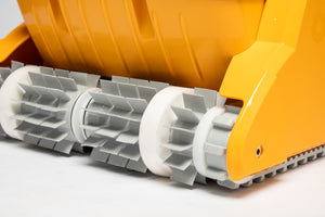 Spazzole grigie del robot piscina Dolphin Wave 100 Gyro Digital su sfondo bianco.