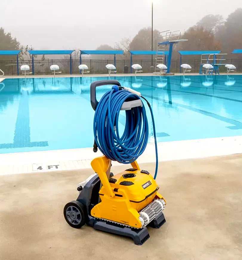 Dolphin Wave 100 Gyro Digital a bordo piscina, avvolgicavo blu, ambiente esterno nebbioso.