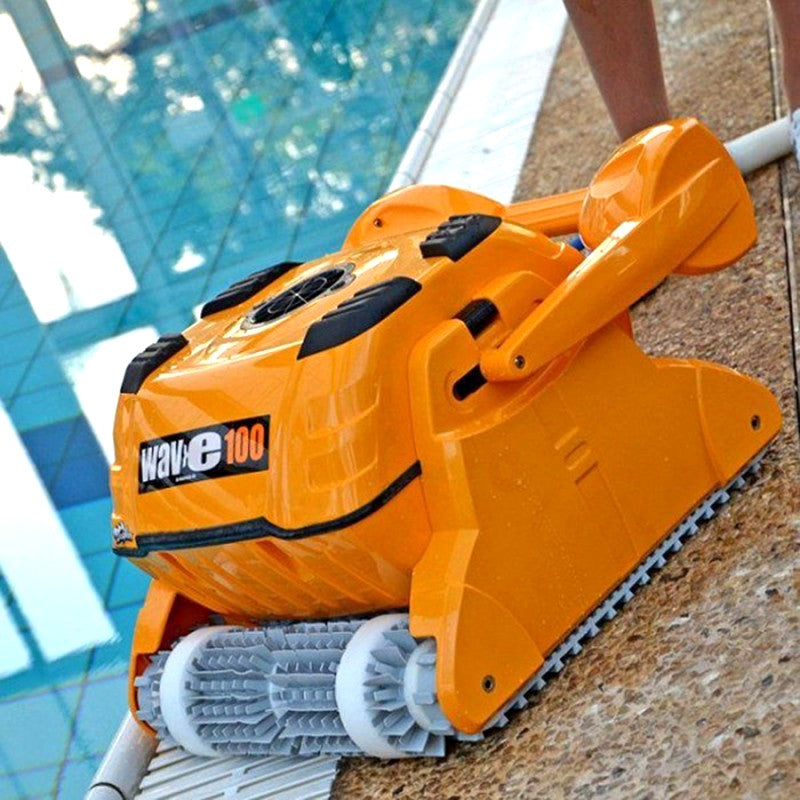 Robot piscina Dolphin Wave 100 arancione su bordo piscina, pronto per l'immersione.