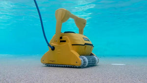 Robot piscina Dolphin Wave 100 Gyro Digital immerso in acqua, pulisce il fondo della piscina.