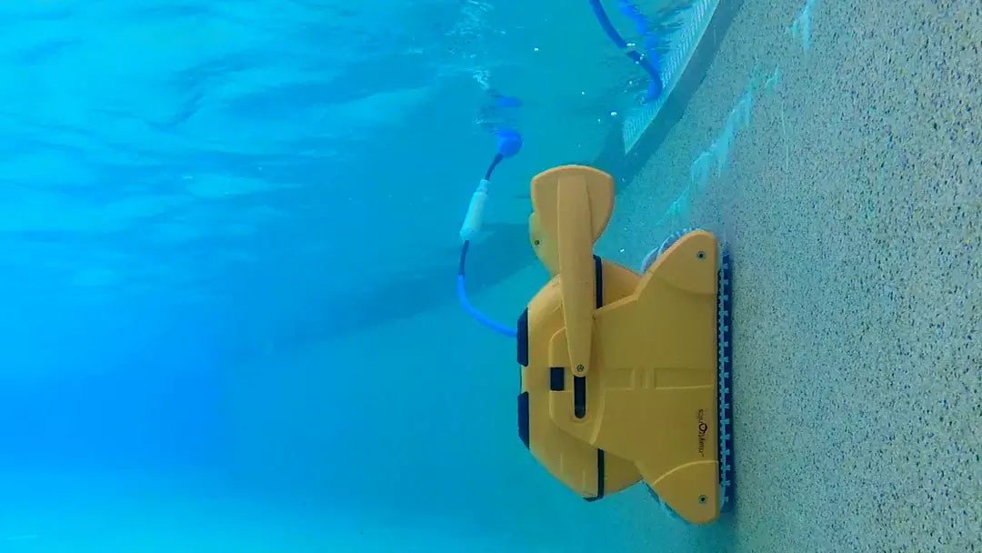 Robot piscina Dolphin Wave 100 Gyro in azione sul fondo di una piscina.