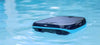 Robot piscina Dolphin Skimmi 300 galleggia in acqua, design compatto e moderno, alimentato a energia solare.