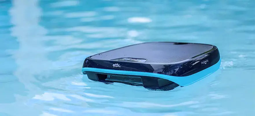 Robot piscina Dolphin Skimmi 300 galleggia in acqua, design compatto e moderno, alimentato a energia solare.