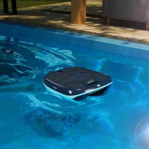 Robot piscina Dolphin Skimmi 300 galleggia in acqua, alimentato a energia solare.
