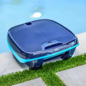 Robot piscina Dolphin Skimmi 300 su bordo piscina, design compatto, colore blu scuro.