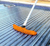 Spazzola in microfibra arancione su copertura piscina, modello Aqua Fingers.