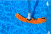 Spazzola in microfibra arancione Aqua Fingers in uso su fondo piscina.