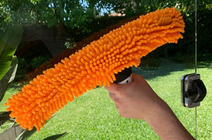 Spazzola in microfibra arancione Aqua Fingers per pulizia vetri piscina e spa.