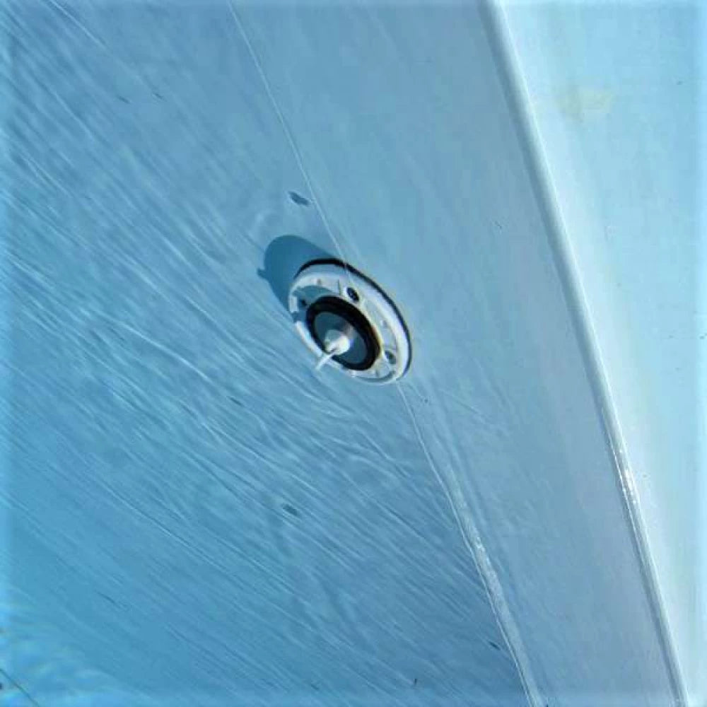Tappo di svernaggio piscina conico in caucciù montato su parete piscina.