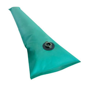 Telo di copertura invernale verde con tubolari per piscina, doppia cucitura visibile.