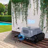 Robot piscina Zodiac Freedom OF 42 iQ in carica su terrazza, vicino a piscina e parete con edera.